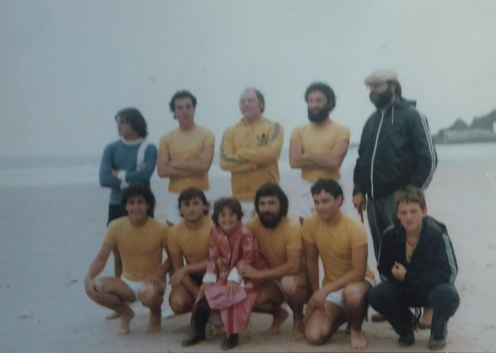 Segundo por la derecha, junto a Jerónimo Granda de entrenador, con el equipo del campeonato de fútbol sala de Ribadesella, a finales de los setenta. / LNE
