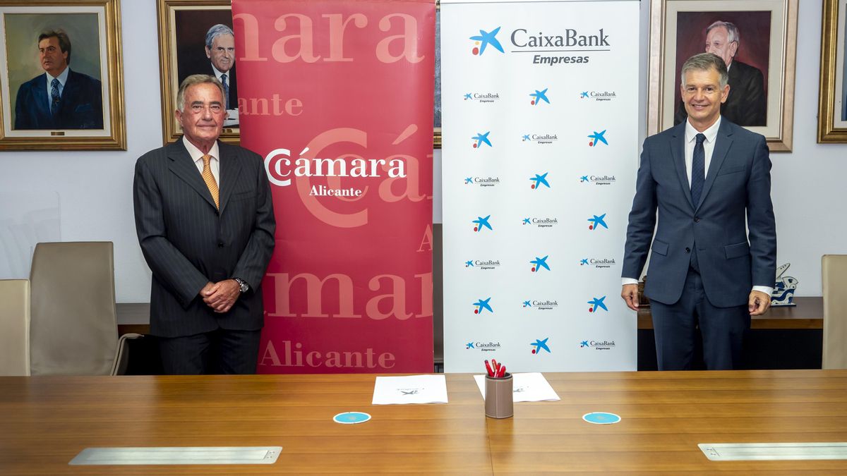 El presidente de la Cámara de Alicante, Juan Riera, y el director territorial de CaixaBank, Xicu Costa.