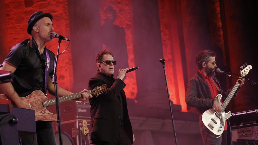 Andrés Calamaro sobrevive a la lluvia pero cierra su concierto en Mérida con alusiones a Jenni Hermoso y Eva Amaral