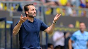 El entrenador del Valencia CF, Rubén Baraja, durante el partido ante el Cádiz