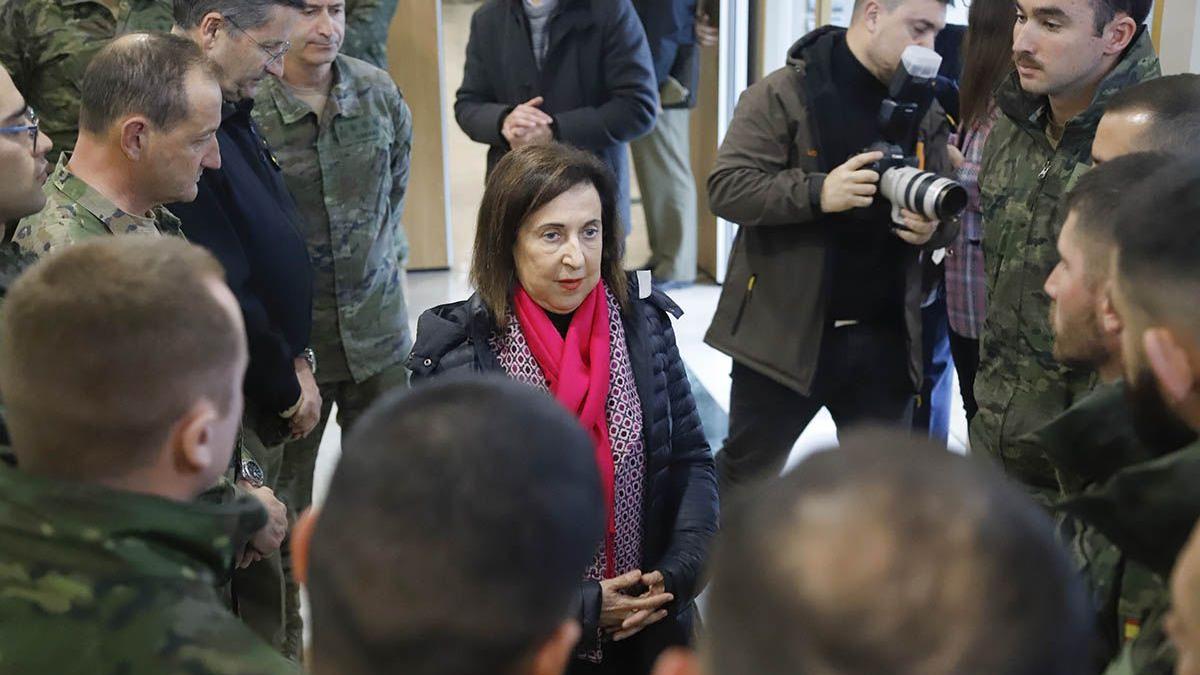 La ministra de Defensa, Margarita Robles, dialoga con los compañeros de los fallecidos durante su visita a la base de Cerro Muriano.