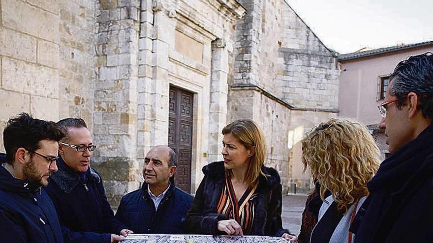 Los concejales populares en la plaza de San Ildefonso.