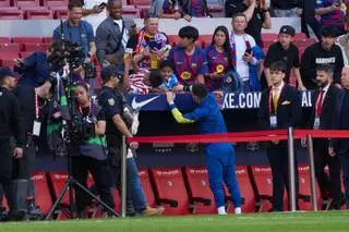 Lo que no se vio del Atlético - Barça: banderas prohibidas, la BBC y el regalazo de Gavi