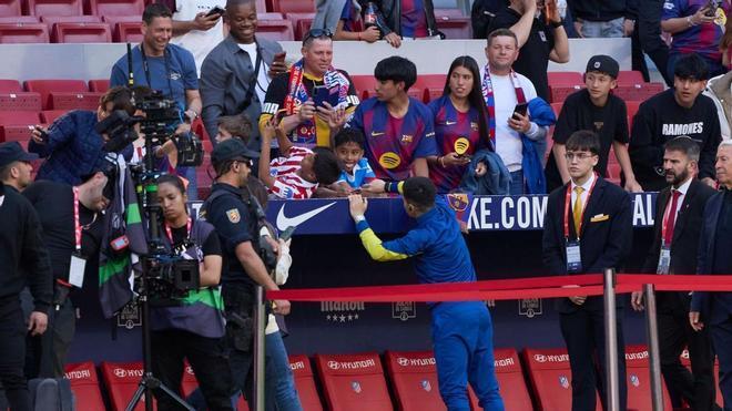 Gavi dio su camiseta a una aficionada que la pedía en la grada