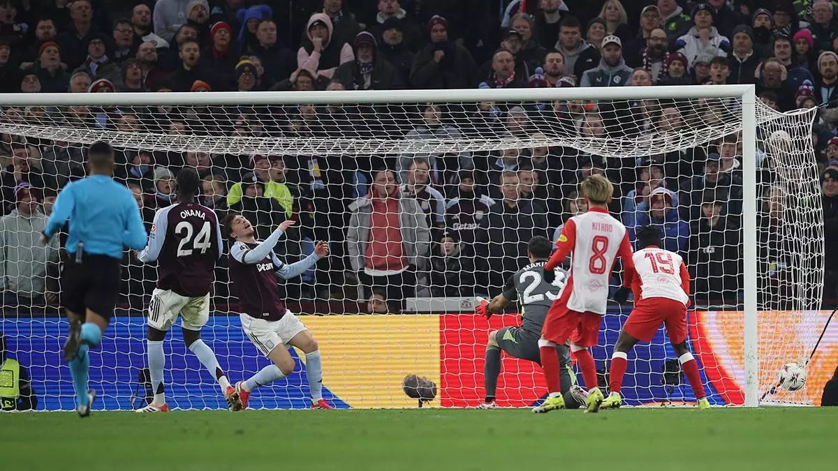 Un fallo detrás de otro… y gol en propia puerta del Aston Villa