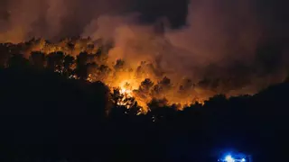 Un violento incendio en el sur de Francia quema más de 4.000 hectáreas y obliga a evacuar decenas de viviendas