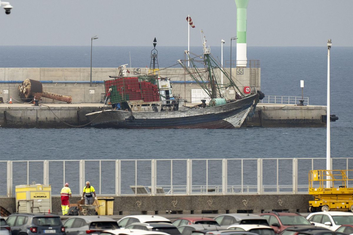 Los catorce tripulantes de un pesquero marroquí piden asilo al llegar a Lanzarote