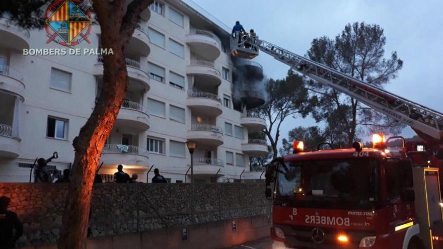 Un incendio obliga a desalojar 36 viviendas en Illetes