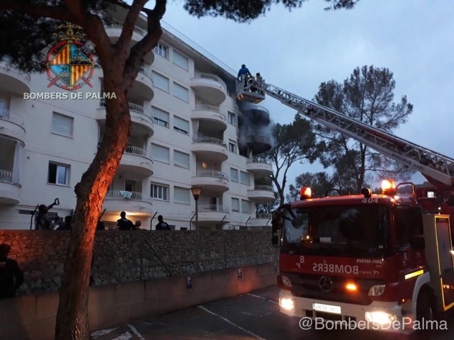 Un incendio obliga a desalojar 36 viviendas en Illetes