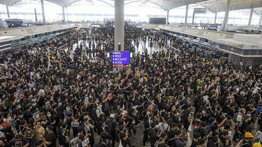 Milers d&#039;activistes bloquegen l&#039;aeroport de Hong Kong i obliguen a cancel·lar tots els vols