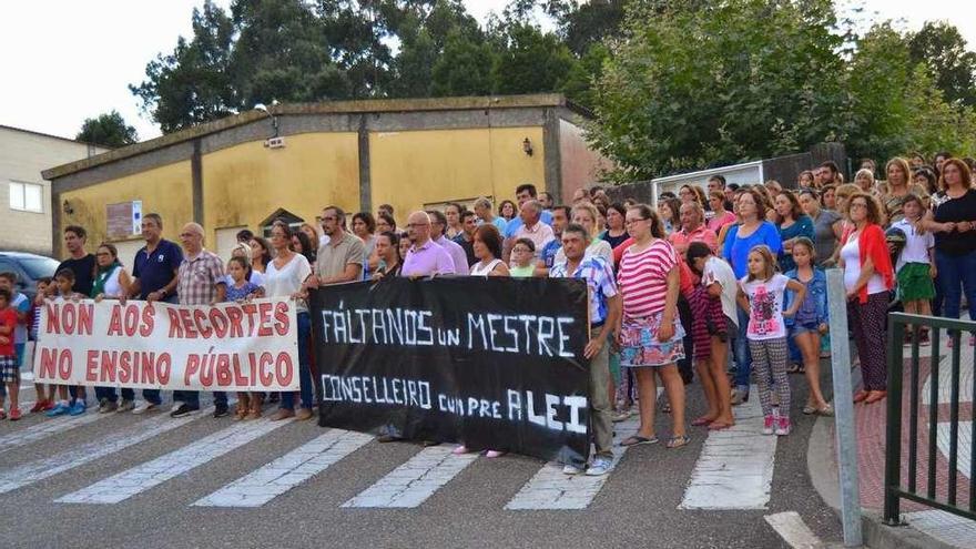 Padres de alumnos y profesores del CPI Manuel Suárez Marquier durante una protesta en 2014. // D.B.M.