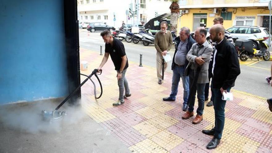 Cullera pretende limpiar la calle sin líquidos abrasivos