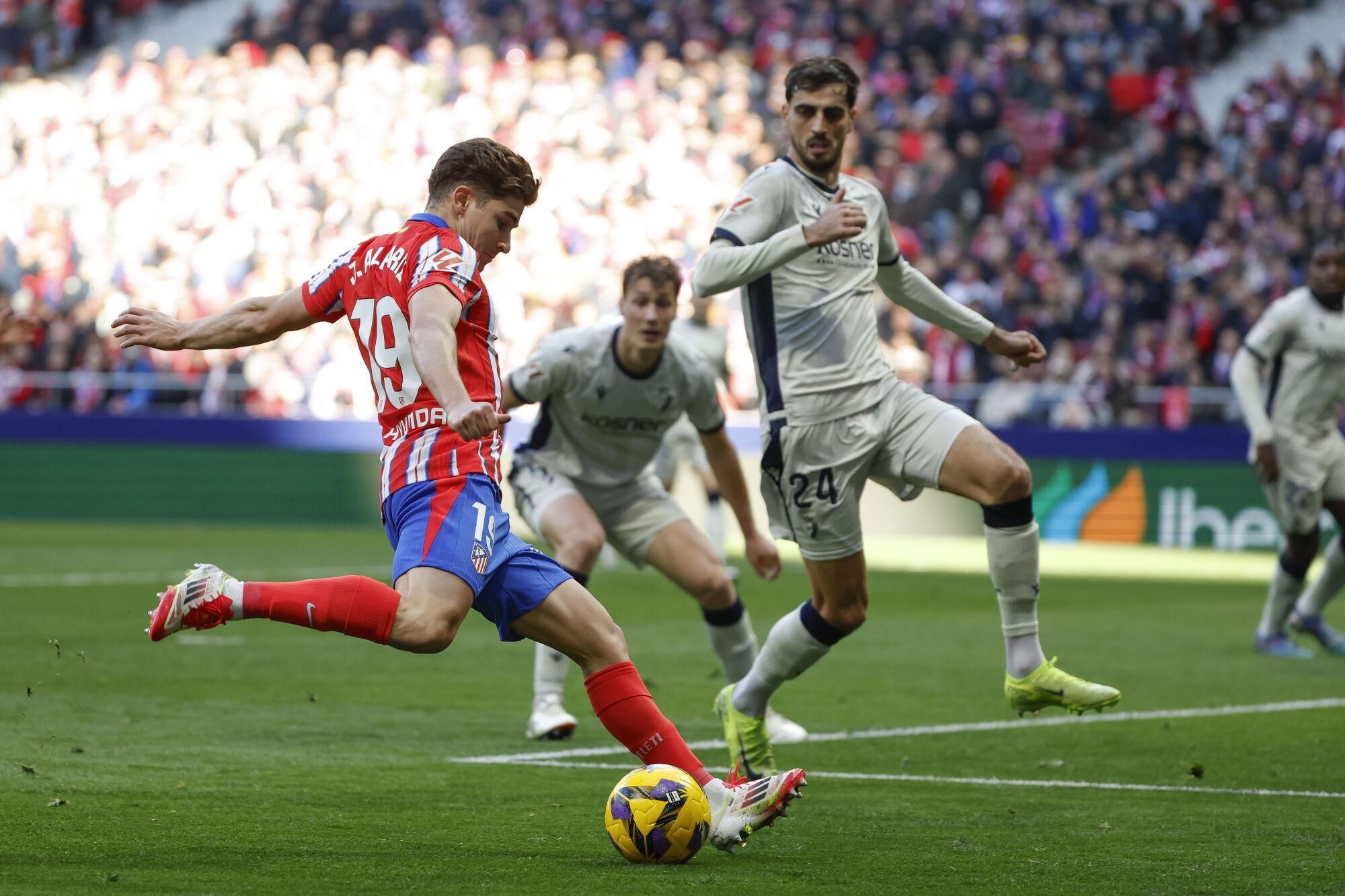 MADRID , 12/01/2025.- El delantero argentino del Atlético de Madrid Julián Álvarez (i) pelea un balón con el defensa de Osasuna Alejandor Catena durante el partido de LaLiga entre el Atlético de Madrid y el Osasuna, este domingo en el Riyadh Air Metropolitano de Madrid.EFE/ Juanjo Martín