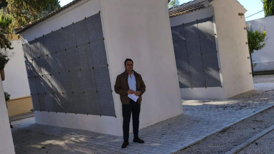 Javier Pineda, concejal de Cementerios, ante la nueva zona de columbarios. | M. GONZÁLEZ