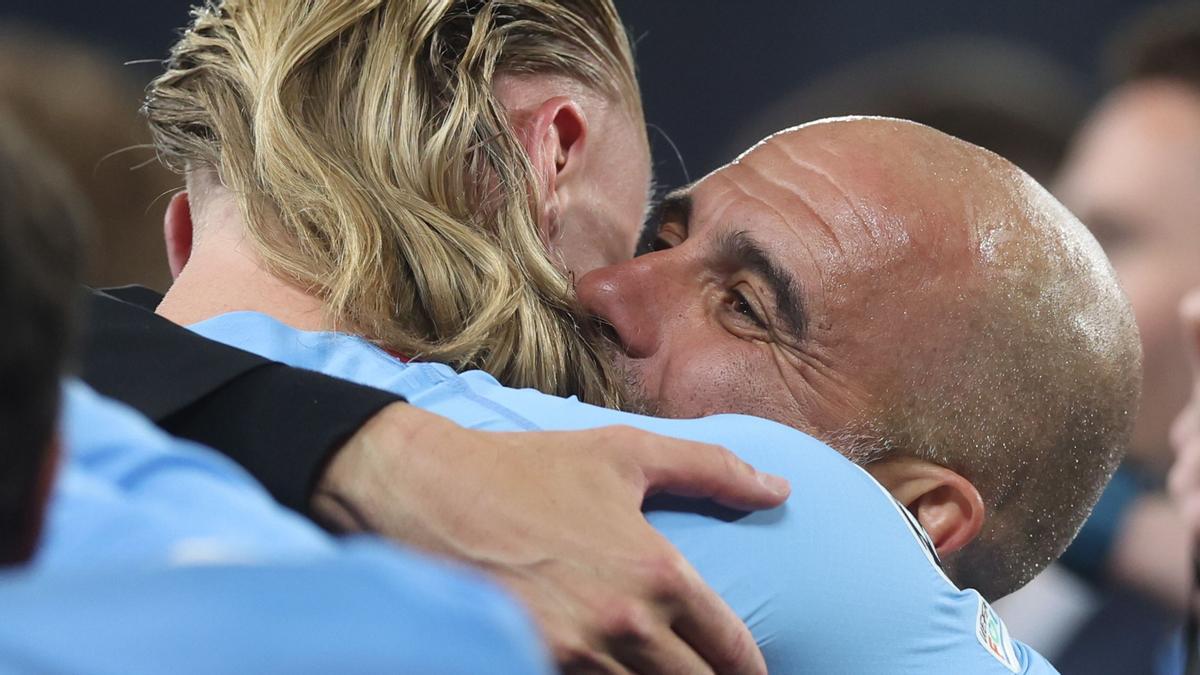 Erling Haaland y Pep Guardiola celebrando su triunfo en la Champions