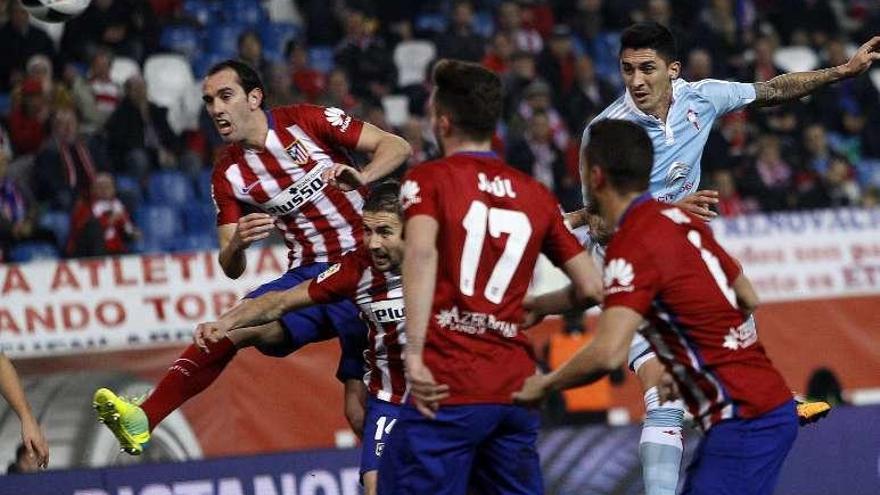 Pablo Hernández cabecea en el primer gol. // LOF