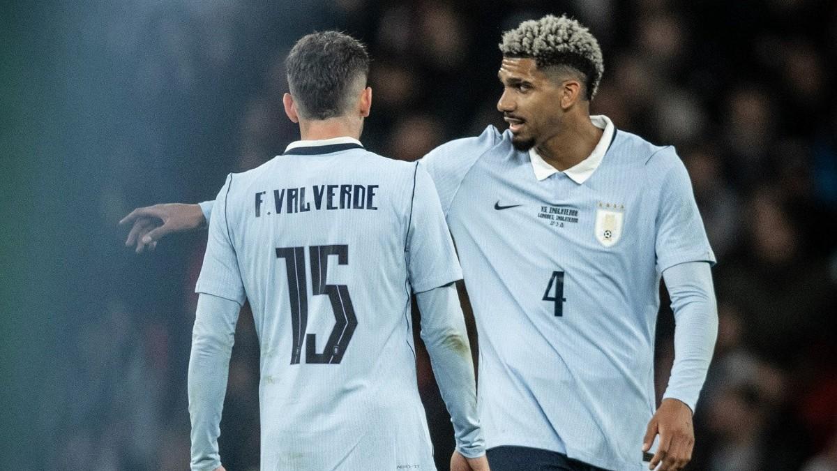 Araujo participçó en los dos partidos con Uruguay