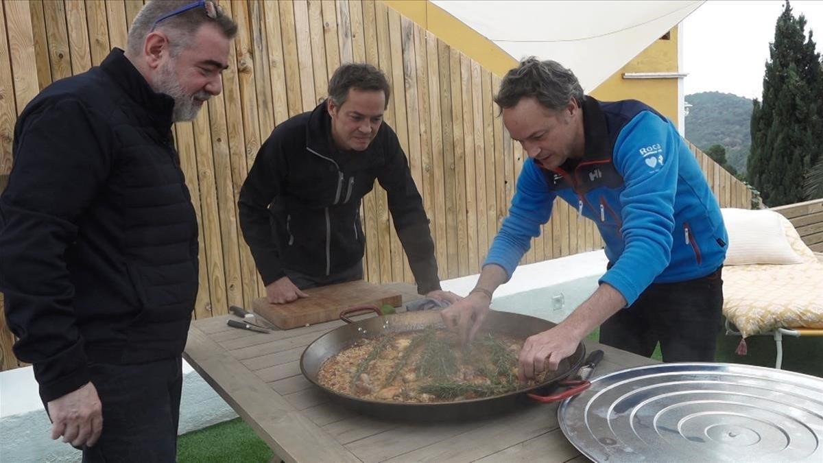 Los hermanos Torres preparan una paella para Pau Arenós en la serie 'Cata Mayor'