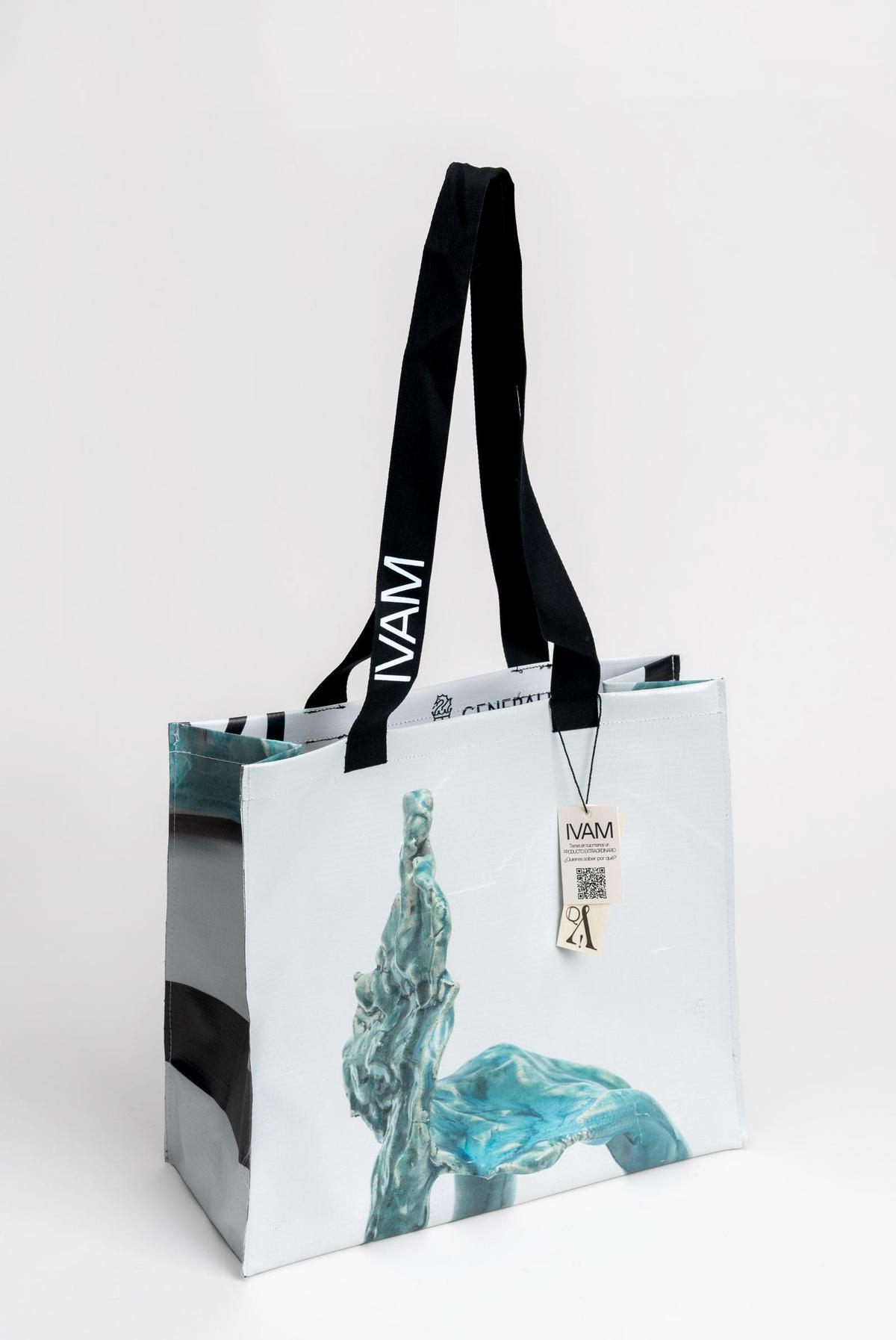 Uno de los banderines reconvertidos en una bolsa por las mujeres de Proyectos Extraordinarios.