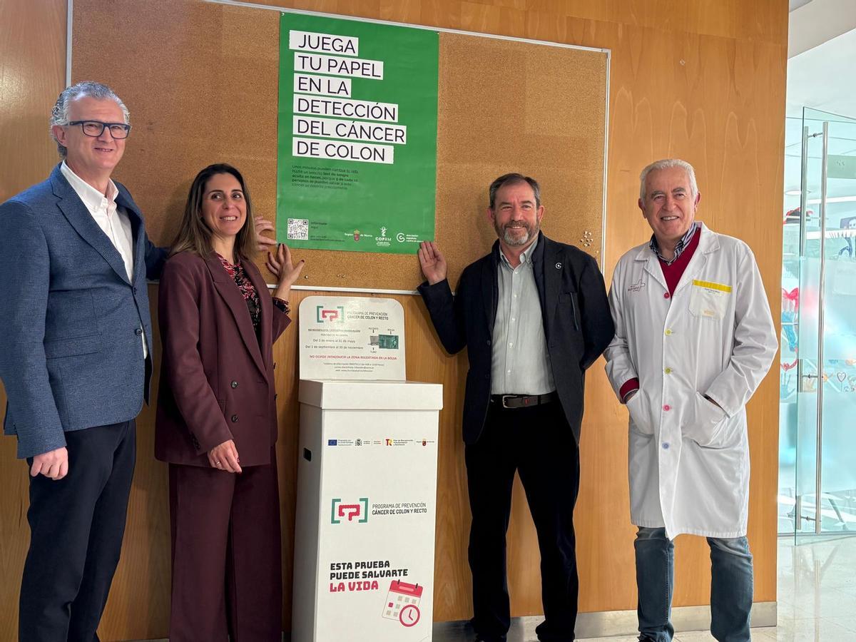 El consejero de Salud, Juan José Pedreño, la presidenta del Colegio de Farmacéuticos de la Región, Paula Payá, el presidente de la Asociación Española Contra el Cáncer (AECC) de la Región de Murcia, Eduardo González, y el doctor Roca, médico del centro de salud de El Ranero, junto a uno de los buzones empleados para el envío de muestras