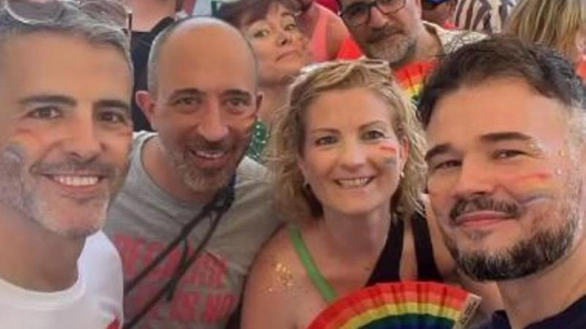 Marc Aloy, juntament amb Gabriel Rufián, i altres membres d'ERC a la carrossa del partit al Pride de Barcelona