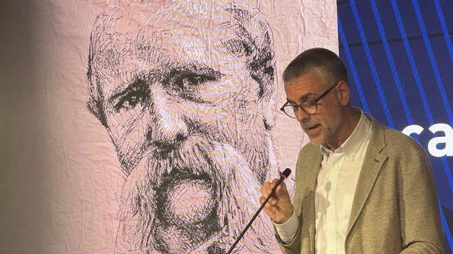 L’historiador i polític Santi Vila, sota la mirada d’un retrat d’Ildefons Cerdà. | A. DE JUAN