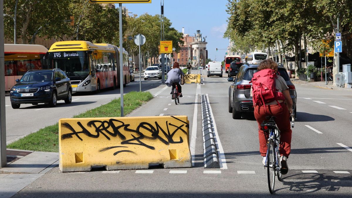 Las obras borran carriles bici en Barcelona y obligan a los ciclistas a improvisar "rutas inseguras"