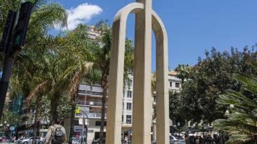 La Cruz de los Caídos, ubicada frente a Calvo Sotelo.
