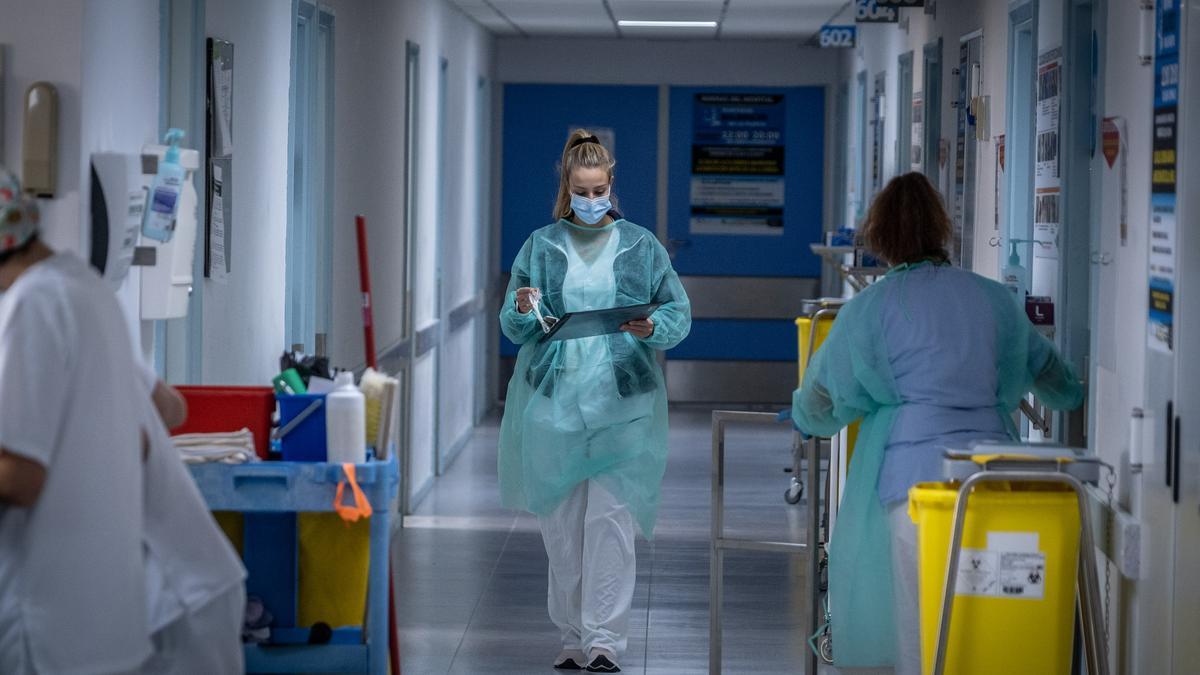 Una sanitaria pasea por la planta covid del HUC