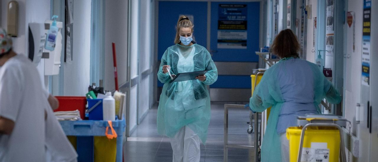 Una sanitaria pasea por la planta covid del HUC
