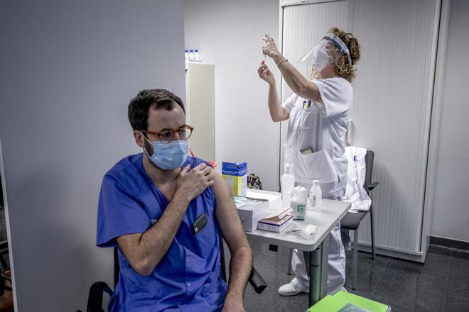Arranca la vacunación de sanitarios que trabajan en 'primera línea covid'