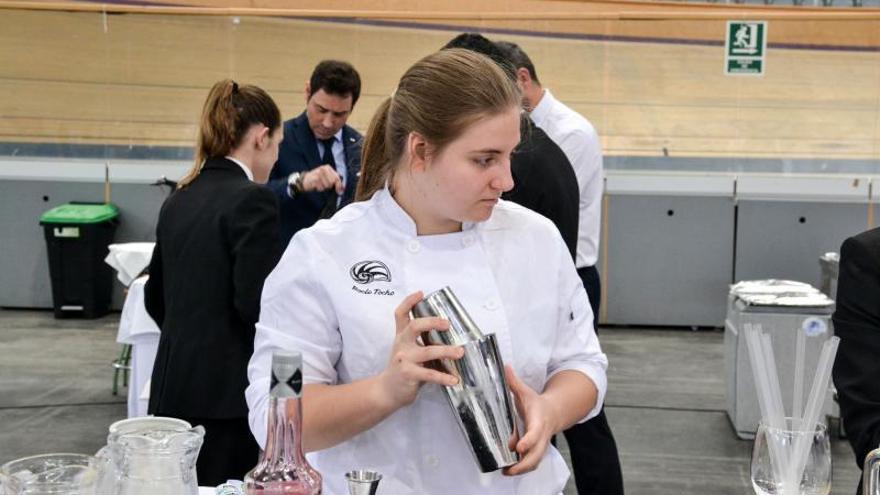 Una alumna durante una muestra de FP celebrada en Palma. |