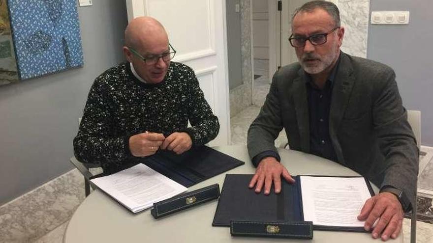 Regueira y Patiño, ayer, en la firma del convenio.