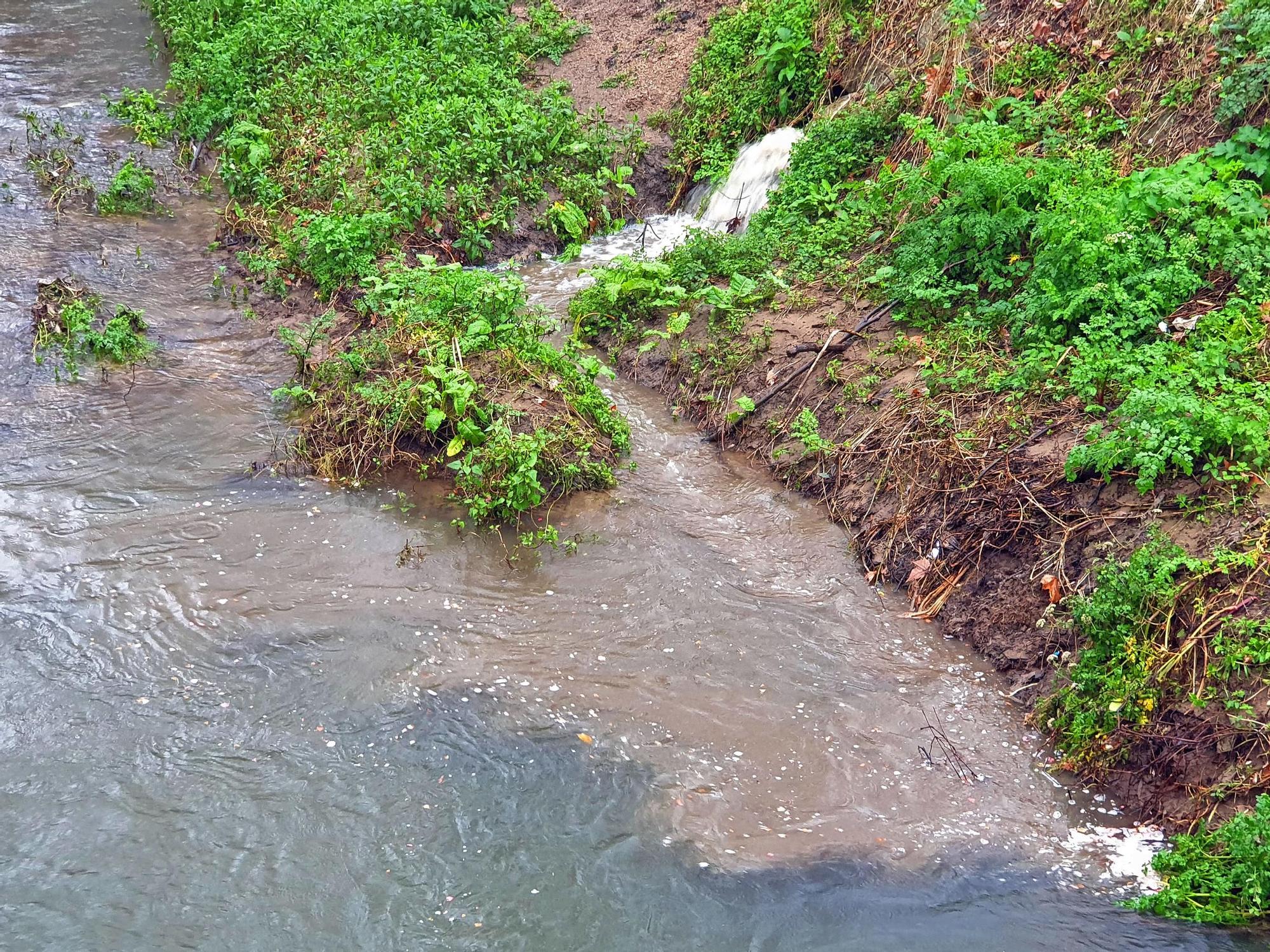 El Lagares, cerca de desbordarse con la intensas lluvias