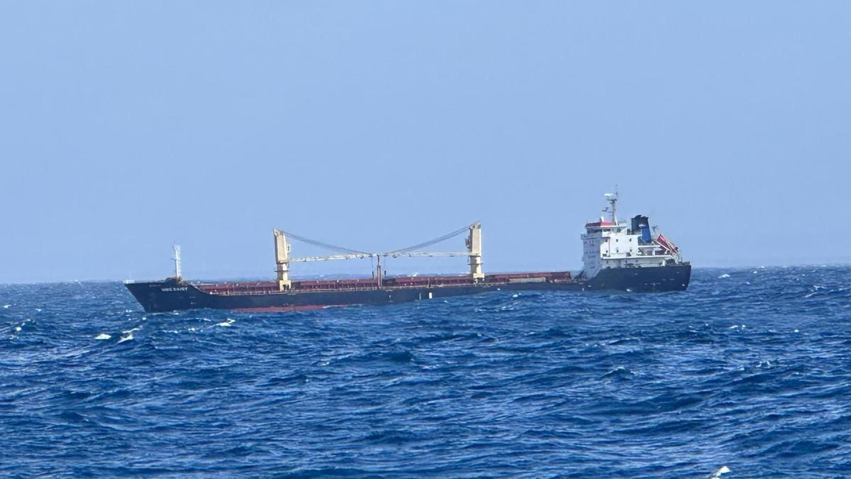 El carguero, lleno de fertilizante, una vez remolcado por la Marinha Portuguesa
