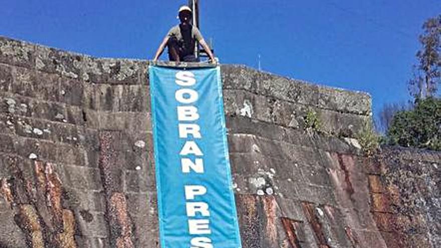 Cartel de protesta en la presa.