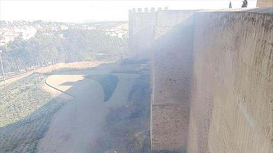 Un fuego de pastos alcanza la barbacana de la Alcazaba