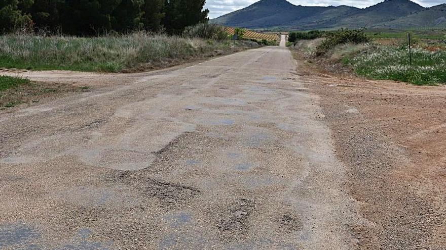 El trayecto está deteriorado y tiene numerosos baches. |    