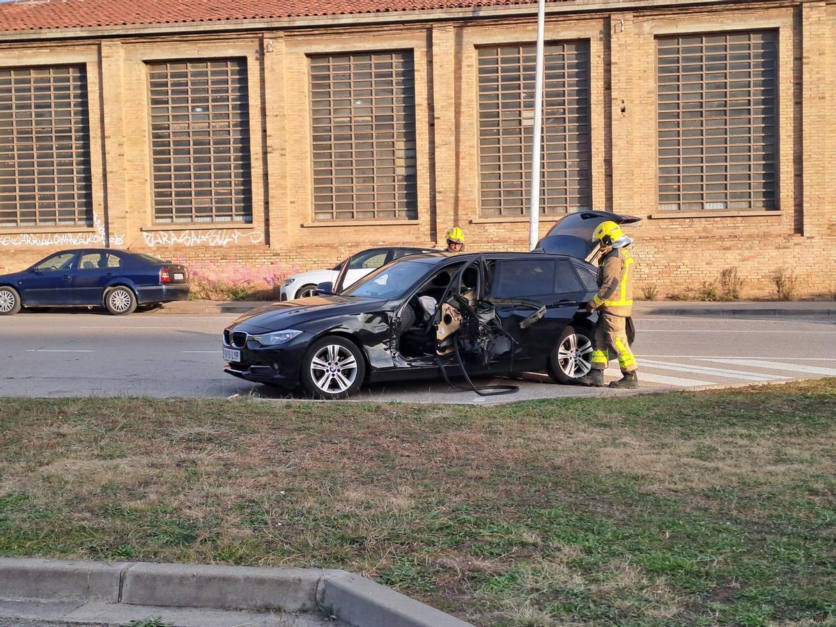 Els bombers observen el turims imlicat en l'accident