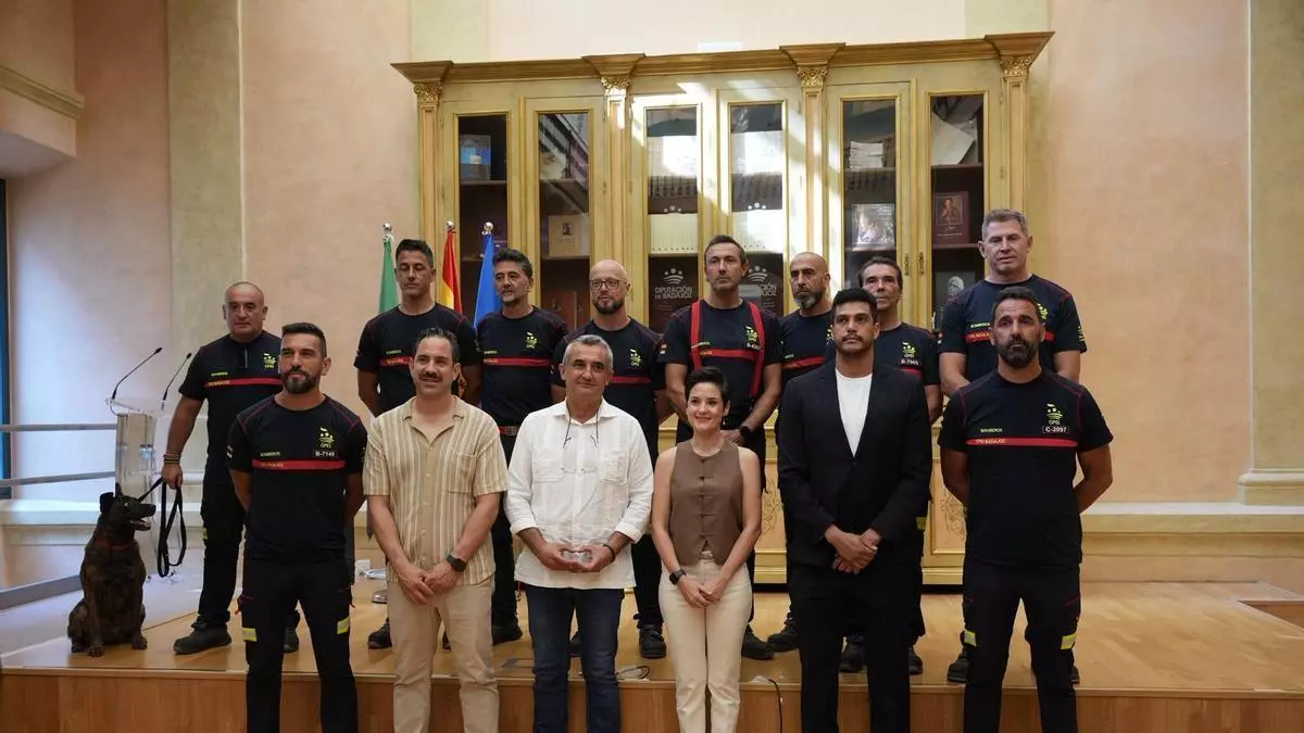 "Lo único que pude hacer fue abrazarlo": el duro regreso desde Venezuela de los bomberos de Badajoz