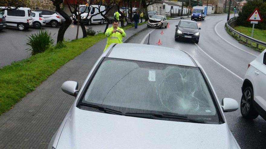 El coche que recibió el golpe del otro vehículo trasero y atropelló al peatón en Tirán. // Gonzalo Núñez