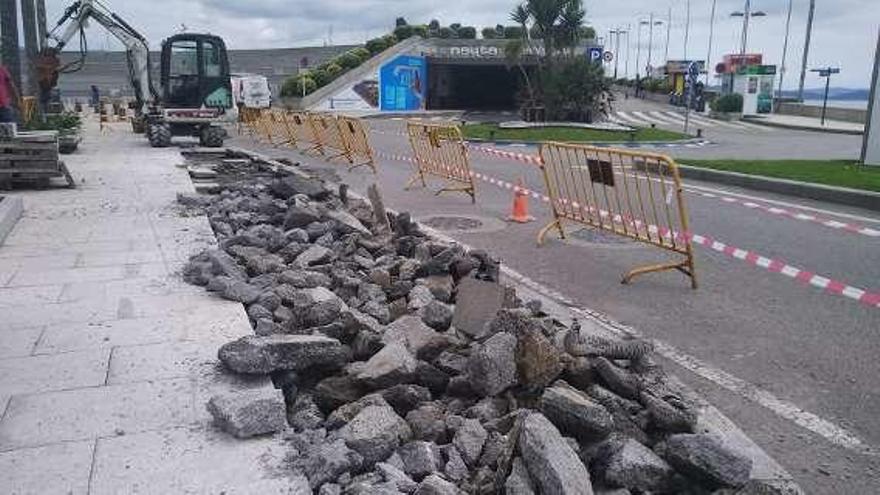 Trabajos para la zona de carga y descarga. // Faro