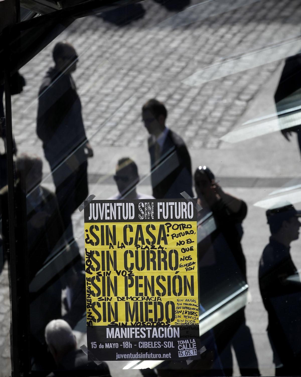 Una pegatina con el lema de 'Juventud sin futuro' en la acampada en la Puerta del Sol de Madrid en mayo de 2011.