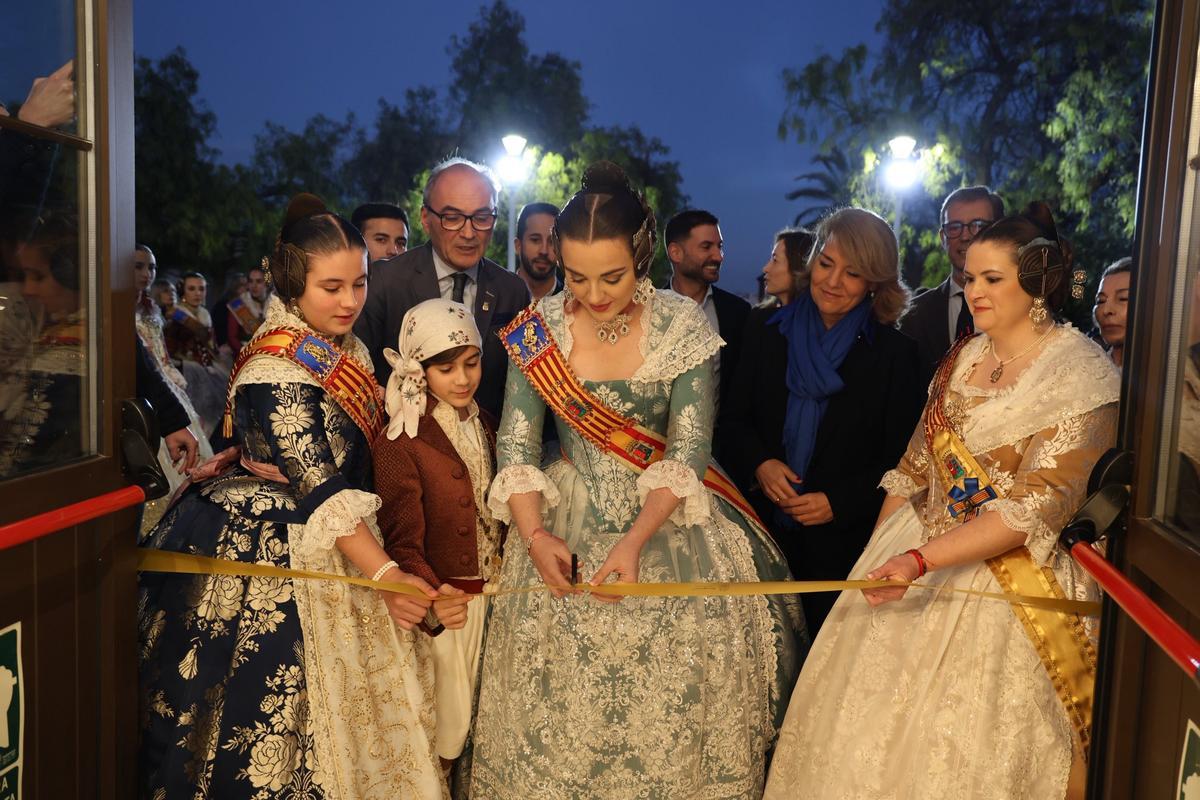 Las Falleras Mayores de Benaguasil inauguran el Museo Fallero en la rehabilitada Estació de Dalt.