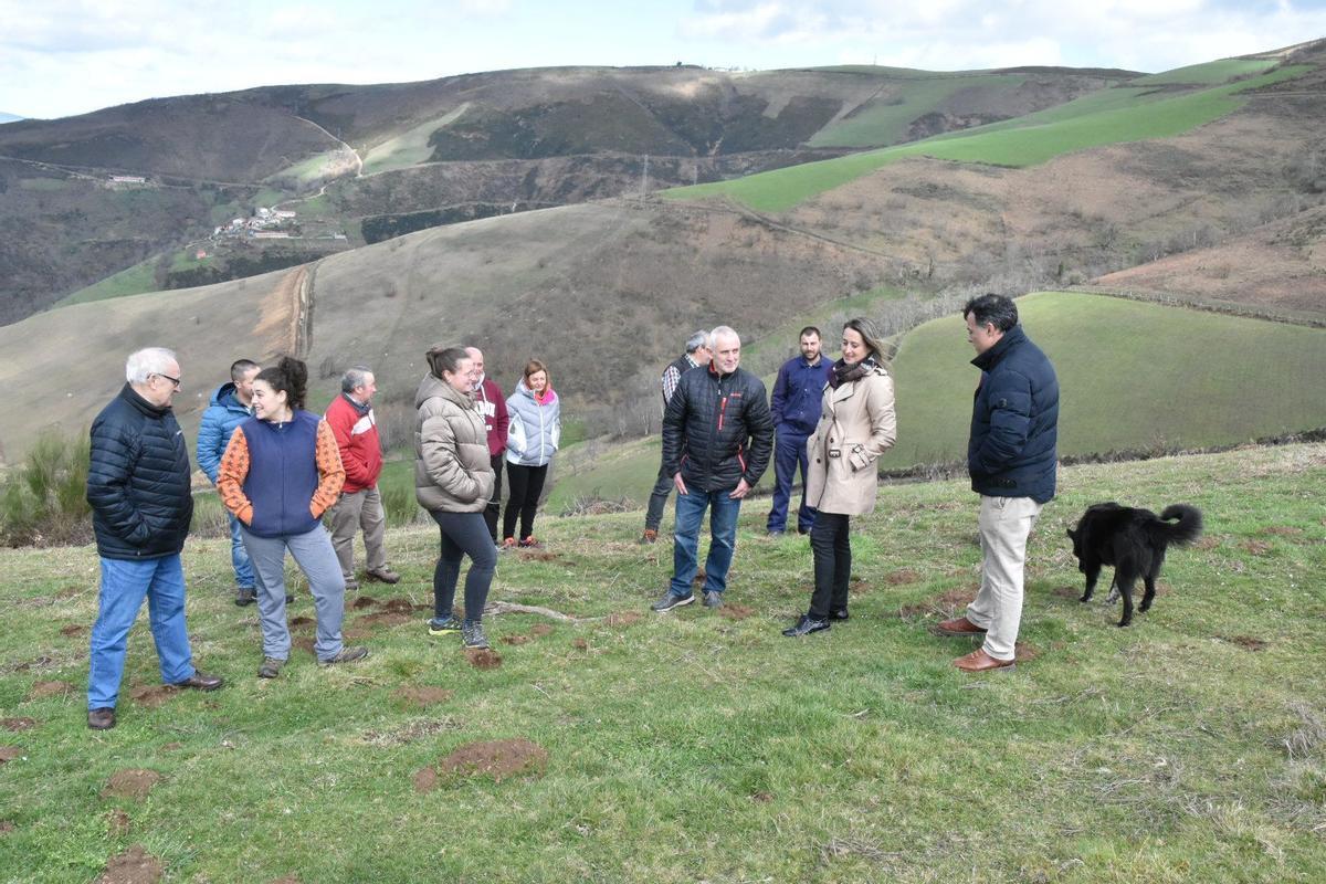 Imagen de archivo de un grupo de afectados en la zona de Las Cuadriellas de Villaláez, en Cangas.