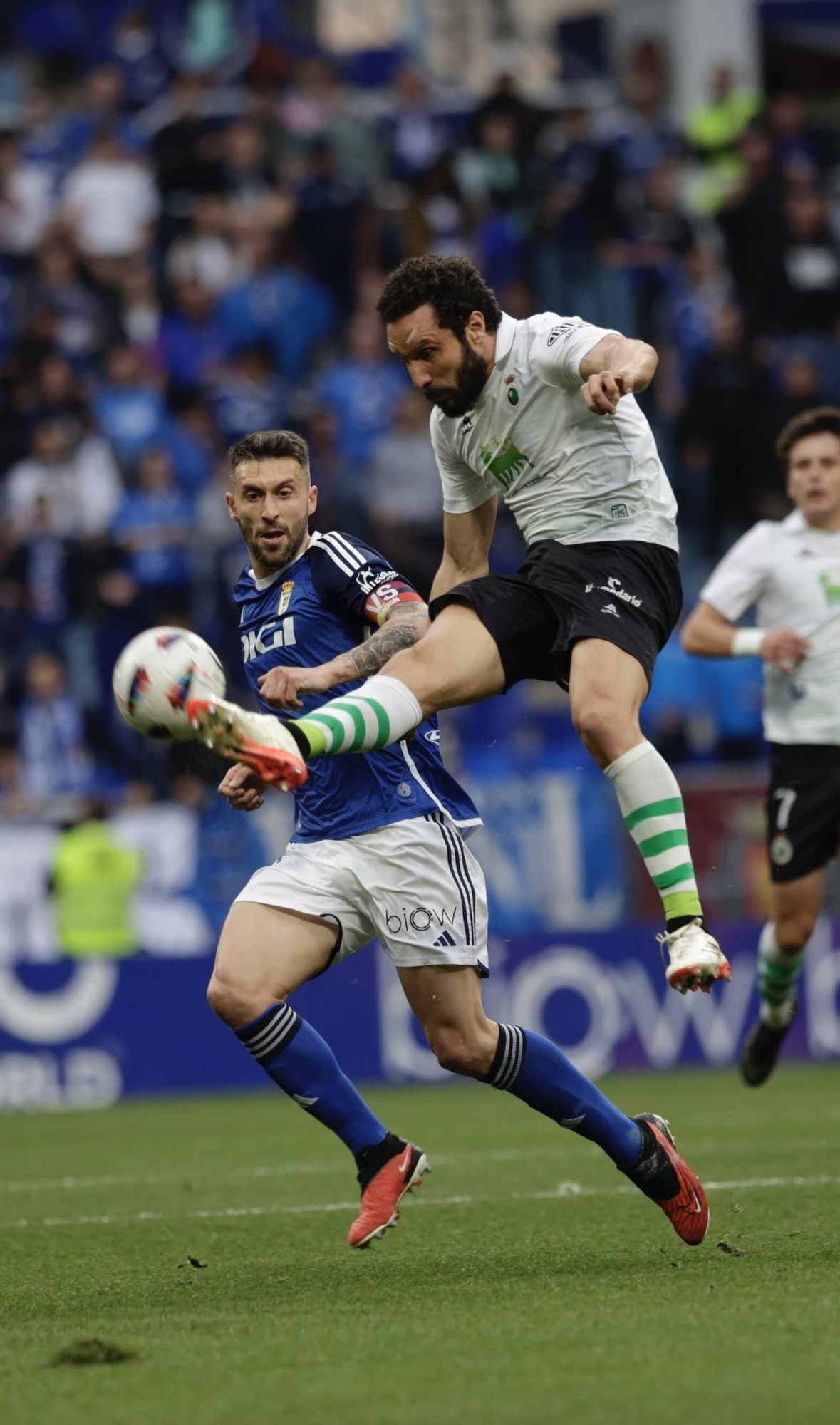 EN IMÁGENES: Partido y ambientazo del Real Oviedo-Racing de Santander disputado en el Tartiere