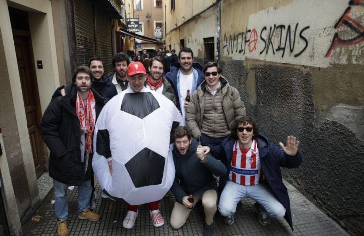 Aficionados del Sporting, en la reciente visita a León. | JUAN PLAZA