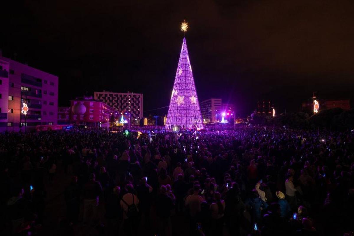 FOTOS| Badalona inaugura su árbol metálico de 42 metros