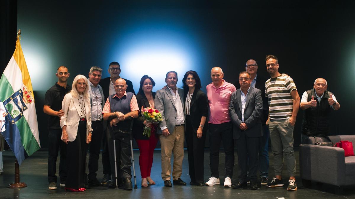 El homenajeado Mauro Pérez con la alcaldesa Ana Dorta y miembros de la Peña Barroso.