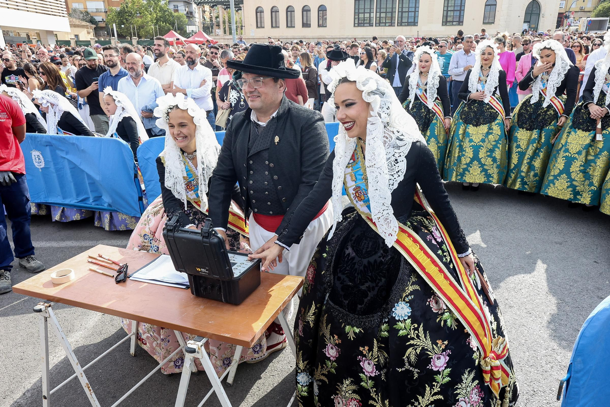 Resumen de los actos de inicio de las Hogueras 2024 ( Mascletà, Pasodoble, Homenaje Foguerers y Barraquers, desfile del Pregón y Pregón oficial )